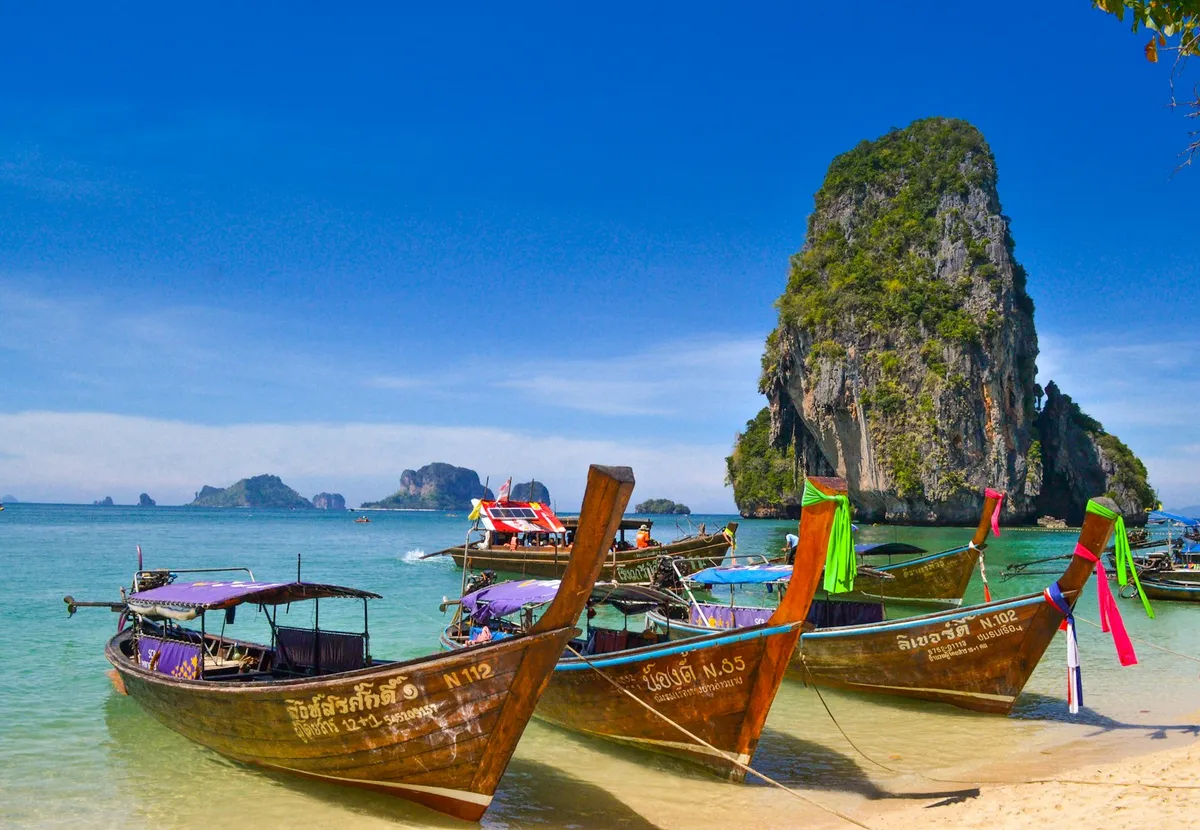Traumstrand in Thailand mit türkisblauem Wasser und Palmen